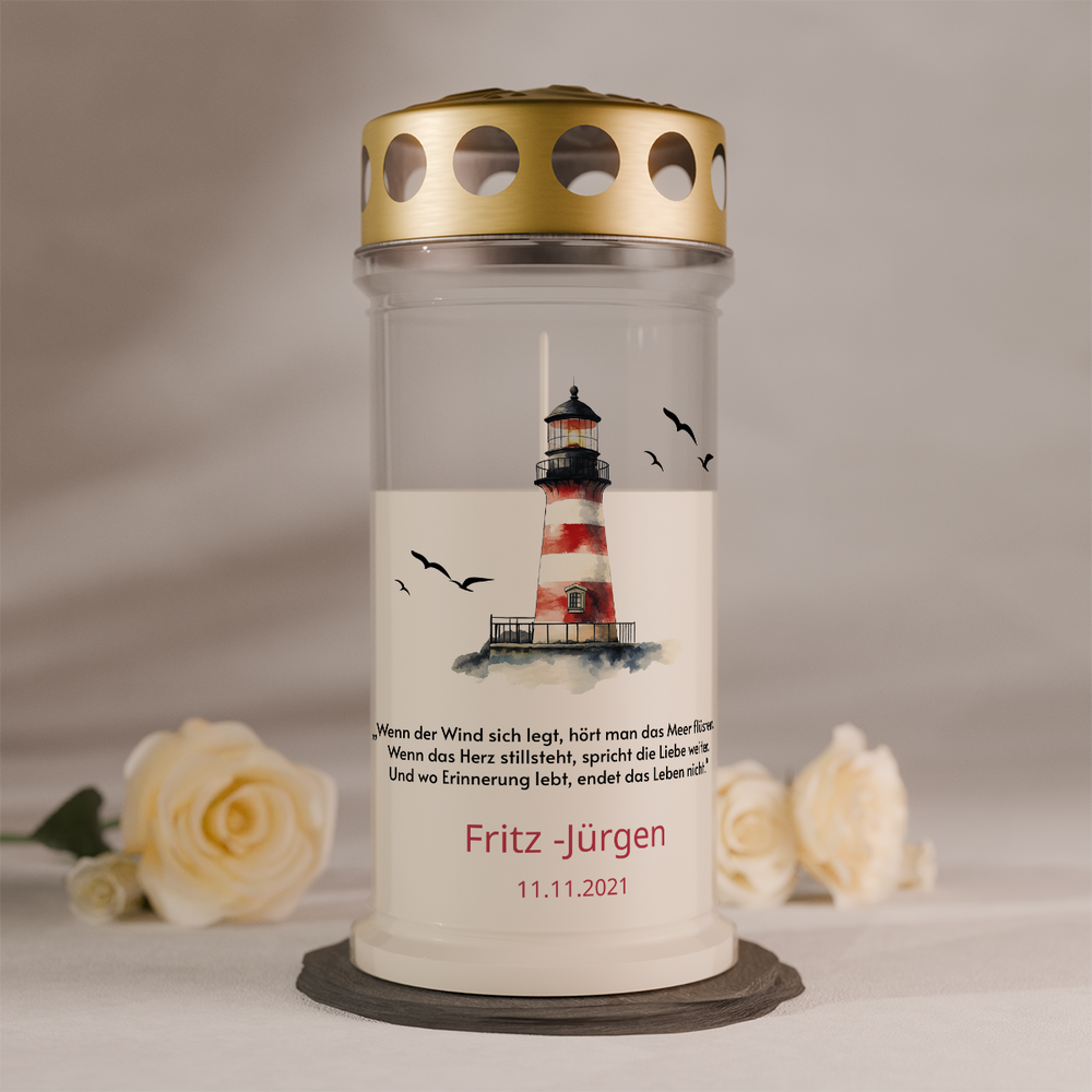 Gedenkkerze mit Leuchtturm als Symbol für Hoffnung und Erinnerung