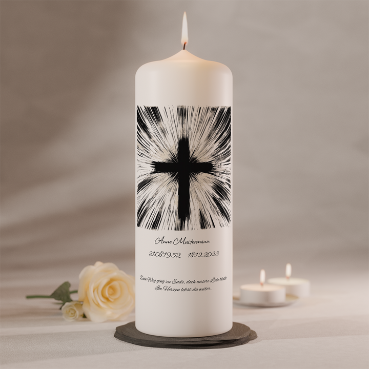 Personalisierbare Gedenkkerze mit schwarzem Lichtstrahlkreuz auf weißer Trauerkerze