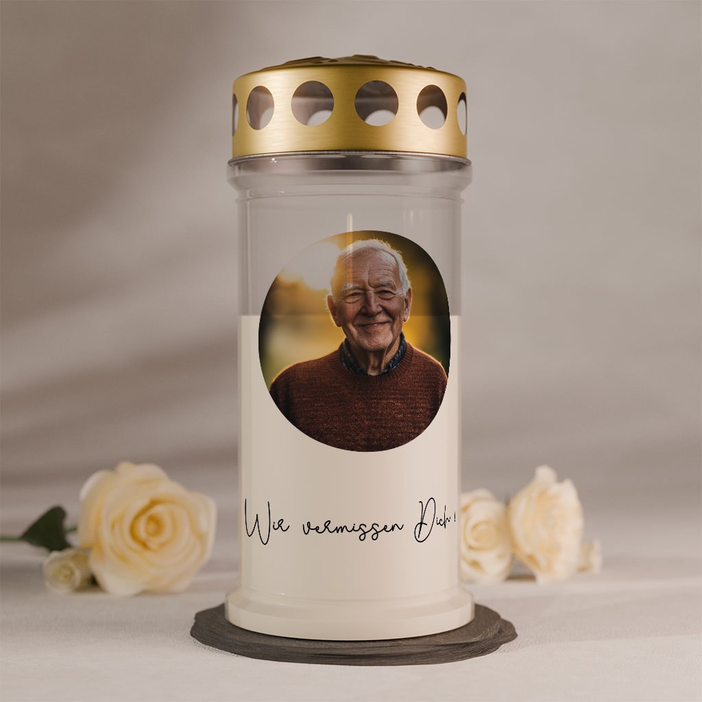 Seitenansicht einer personalisierten Gedenkkerze mit Foto