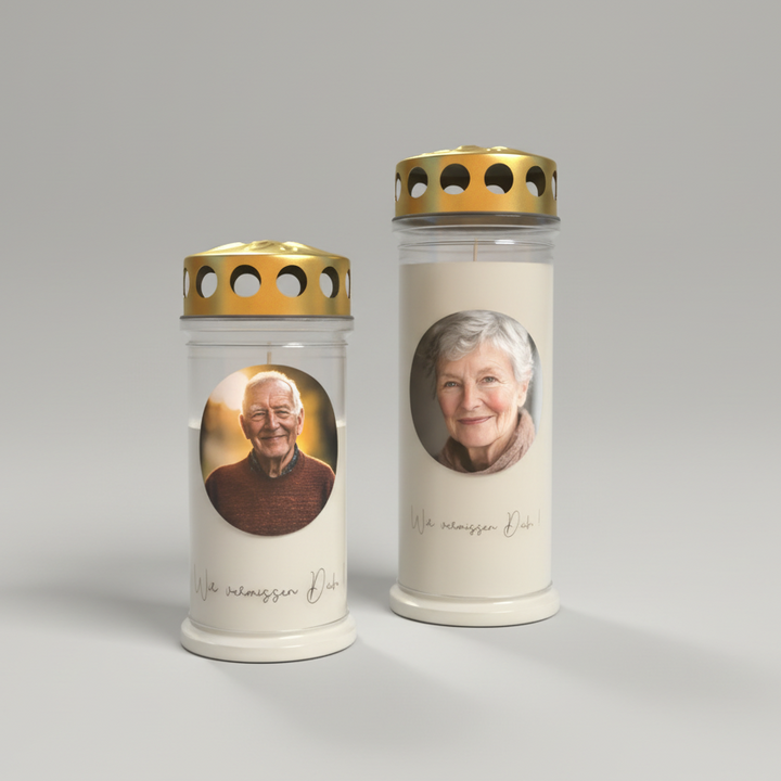 Zwei personalisierte Gedenkkerzen mit Porträtfotos zur Erinnerung an Verstorbene