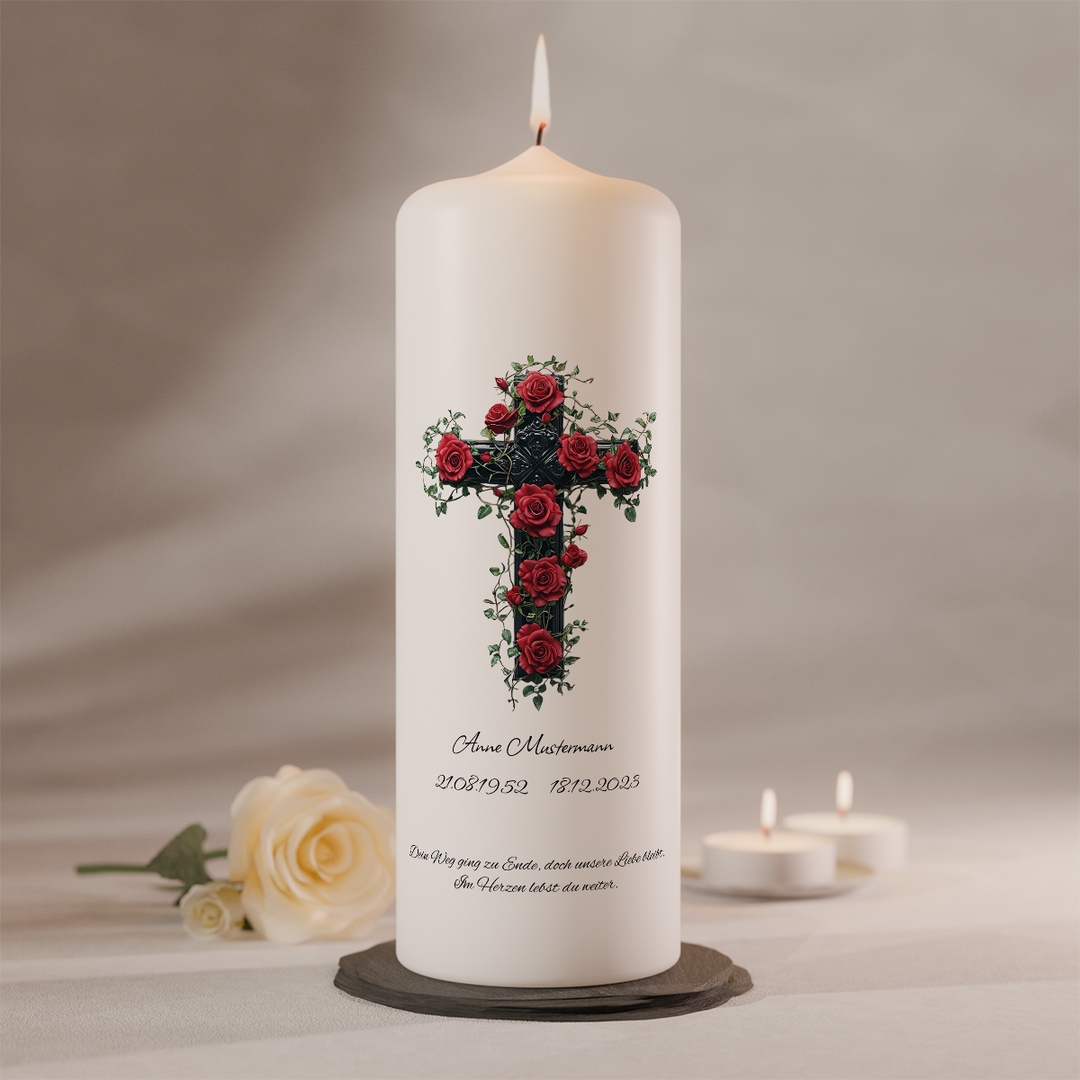 Personalisierbare Gedenkkerze mit Rosenkreuz auf weißer Trauerkerze