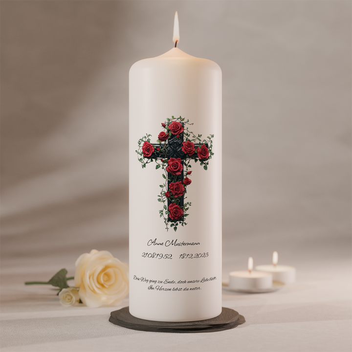 Personalisierbare Gedenkkerze mit Rosenkreuz auf weißer Trauerkerze