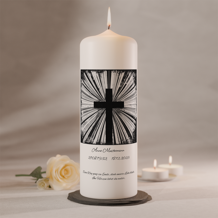 Personalisierbare Gedenkkerze mit schwarzem Strahlenkreuz auf weißer Kerze