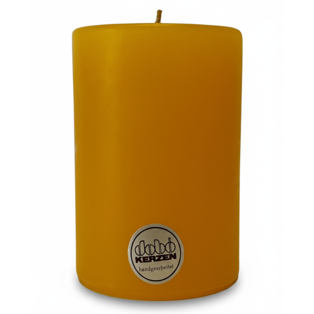Gelbe Stumpenkerze aus Wachs, handgearbeitet und hochwertig gegossen, hergestellt von DOBO Kerzen.
