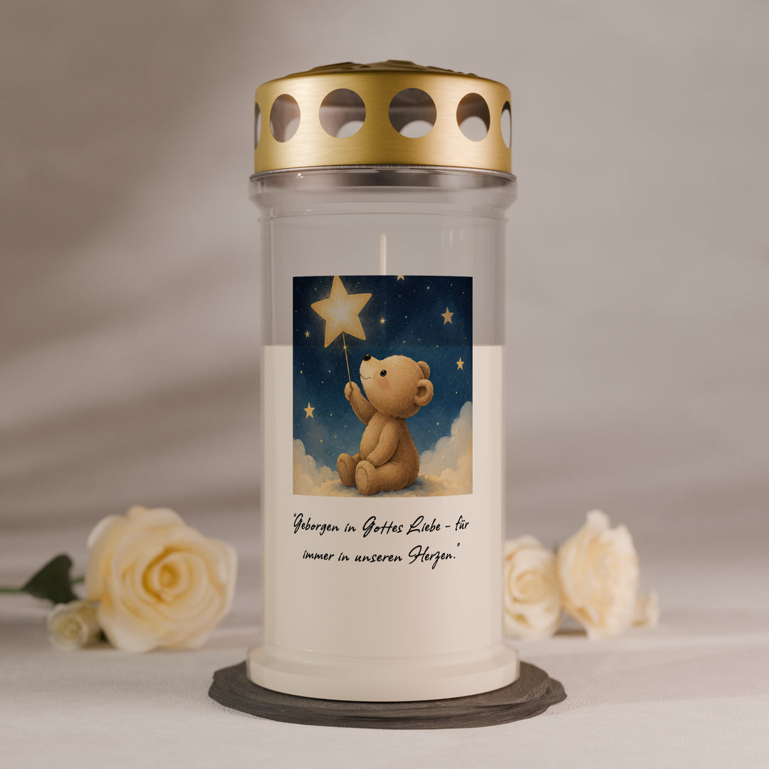 4- oder 7-Tage-Grablicht für Sternenkinder mit einem liebevoll illustrierten Teddybären, leuchtendem Stern und dem Spruch „Geborgen in Gottes Liebe – für immer in unseren Herzen.“