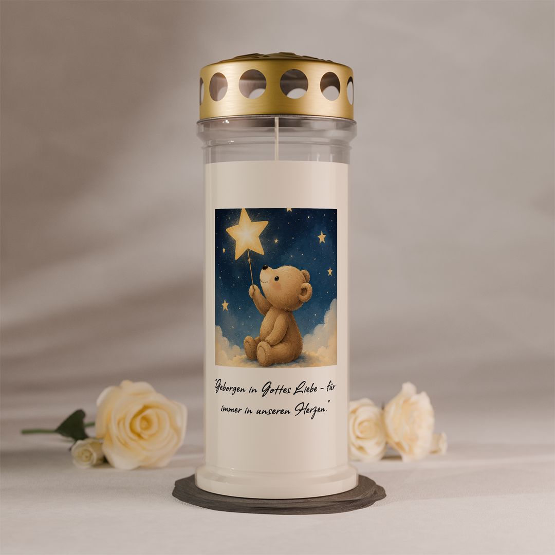 4- oder 7-Tage-Grablicht für Sternenkinder mit einem liebevoll illustrierten Teddybären, leuchtendem Stern und dem Spruch „Geborgen in Gottes Liebe – für immer in unseren Herzen.“