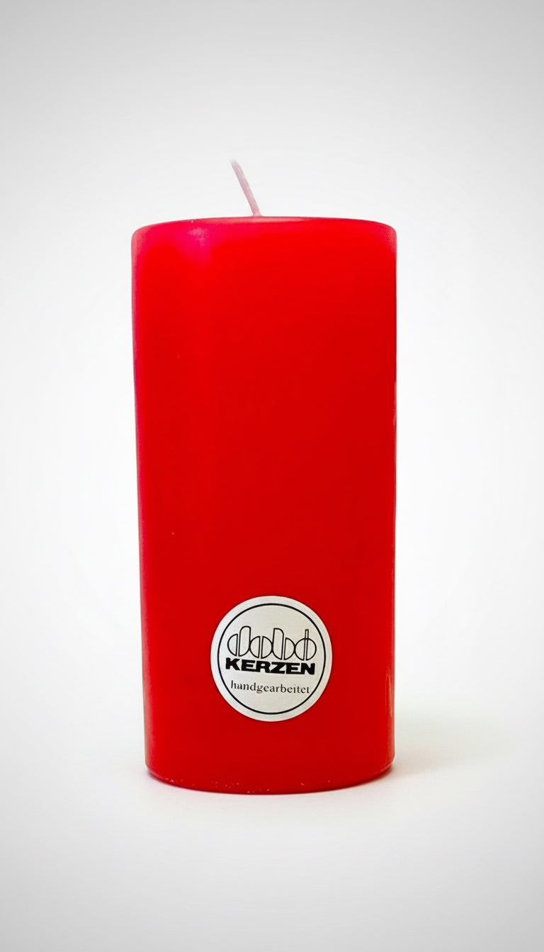 Himbeerfarbene Stumpenkerze aus Wachs, handgearbeitet und hochwertig gegossen, hergestellt von DOBO Kerzen.