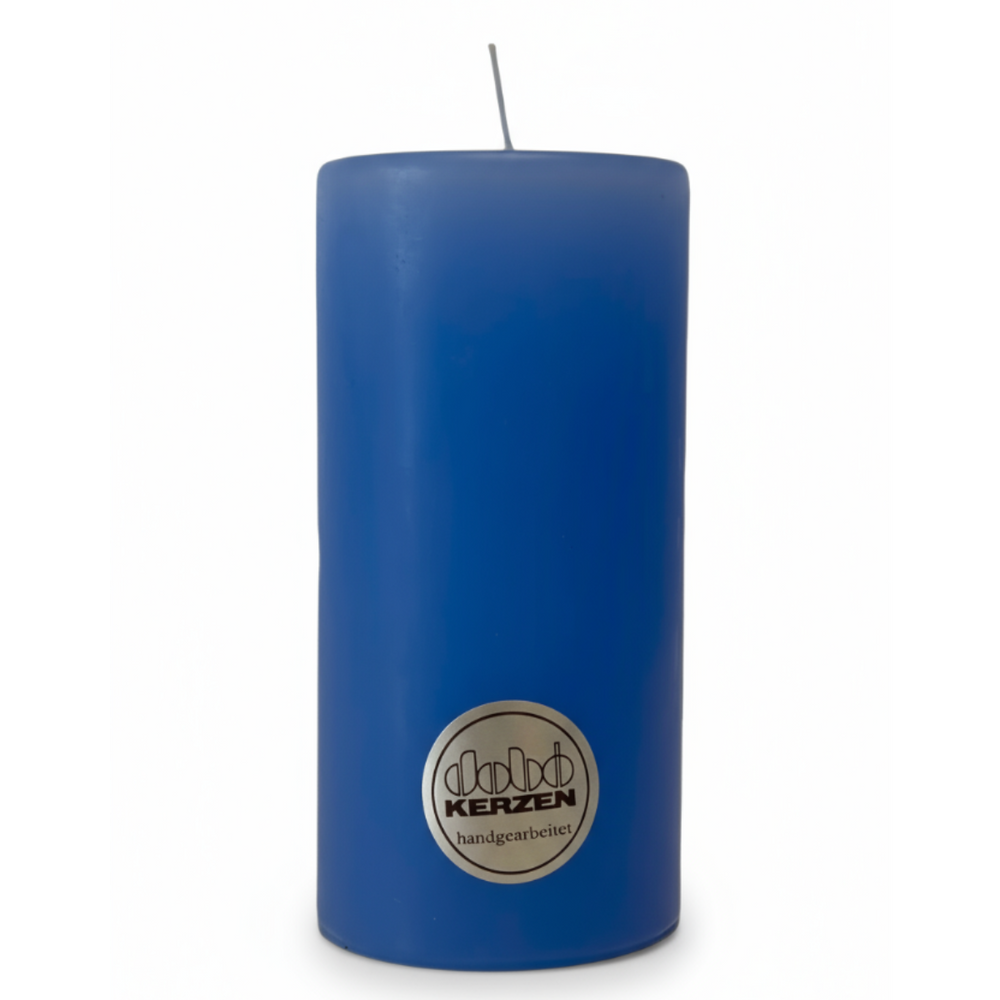 Himmelblaue Stumpenkerze aus Wachs, handgearbeitet und hochwertig gegossen, hergestellt von DOBO Kerzen.