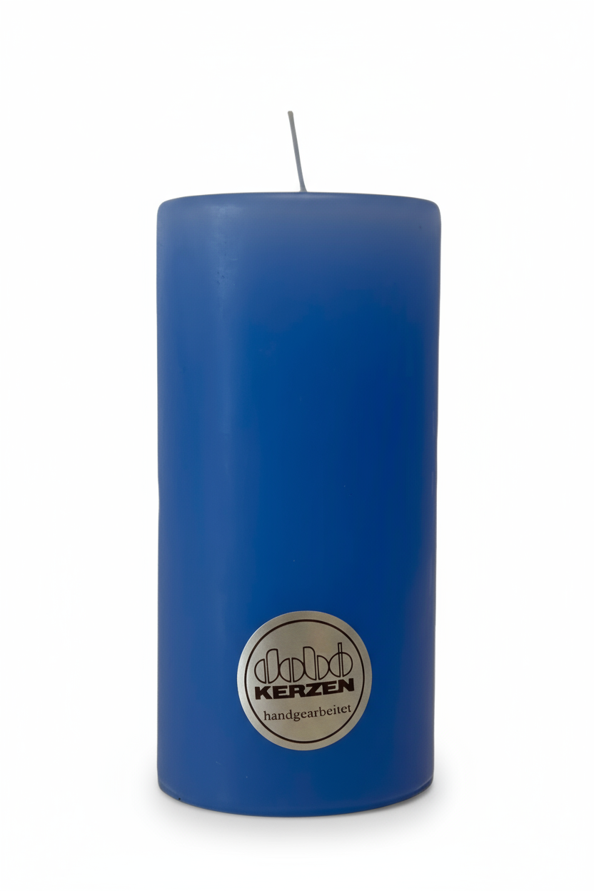Himmelblaue Stumpenkerze aus Wachs, handgearbeitet und hochwertig gegossen, hergestellt von DOBO Kerzen.