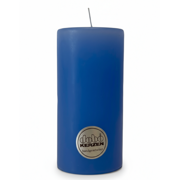 Himmelblaue Stumpenkerze aus Wachs, handgearbeitet und hochwertig gegossen, hergestellt von DOBO Kerzen.