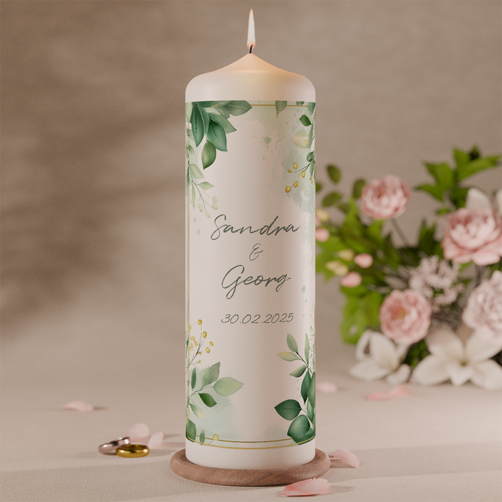 personalisierte hochzeitskerze mit gruenem blattdesign und namen