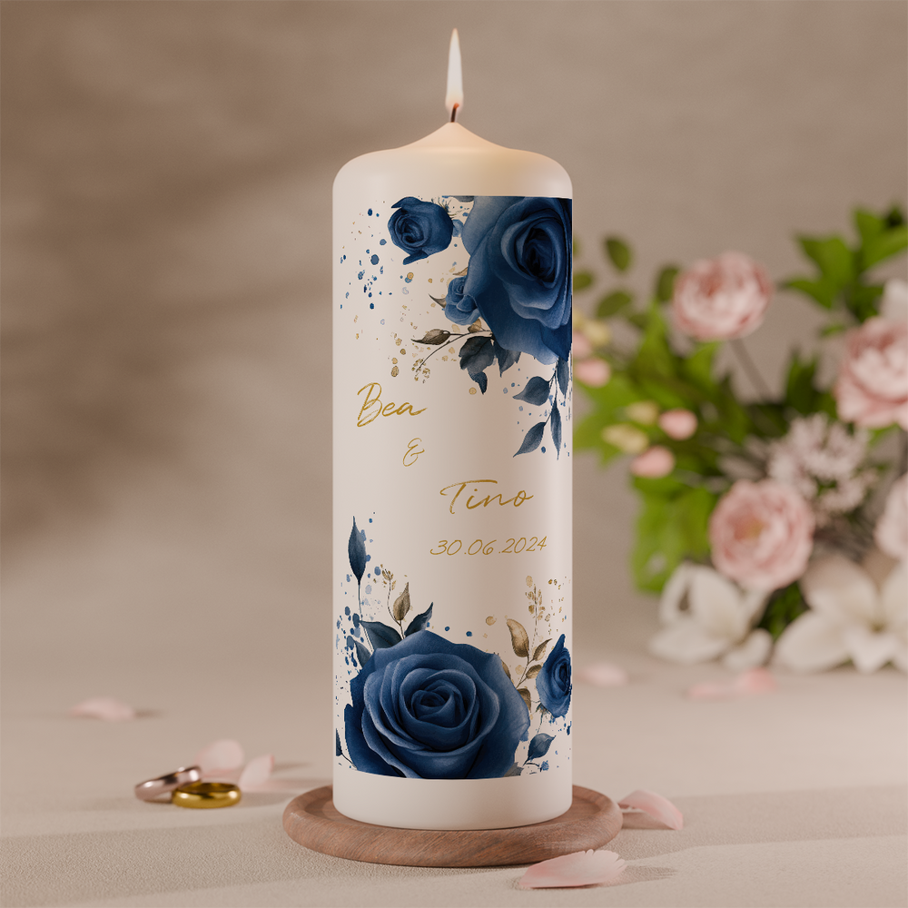 Hochzeitskerze mit blauen Rosen und feinen silbernen Verzierungen im Detail
