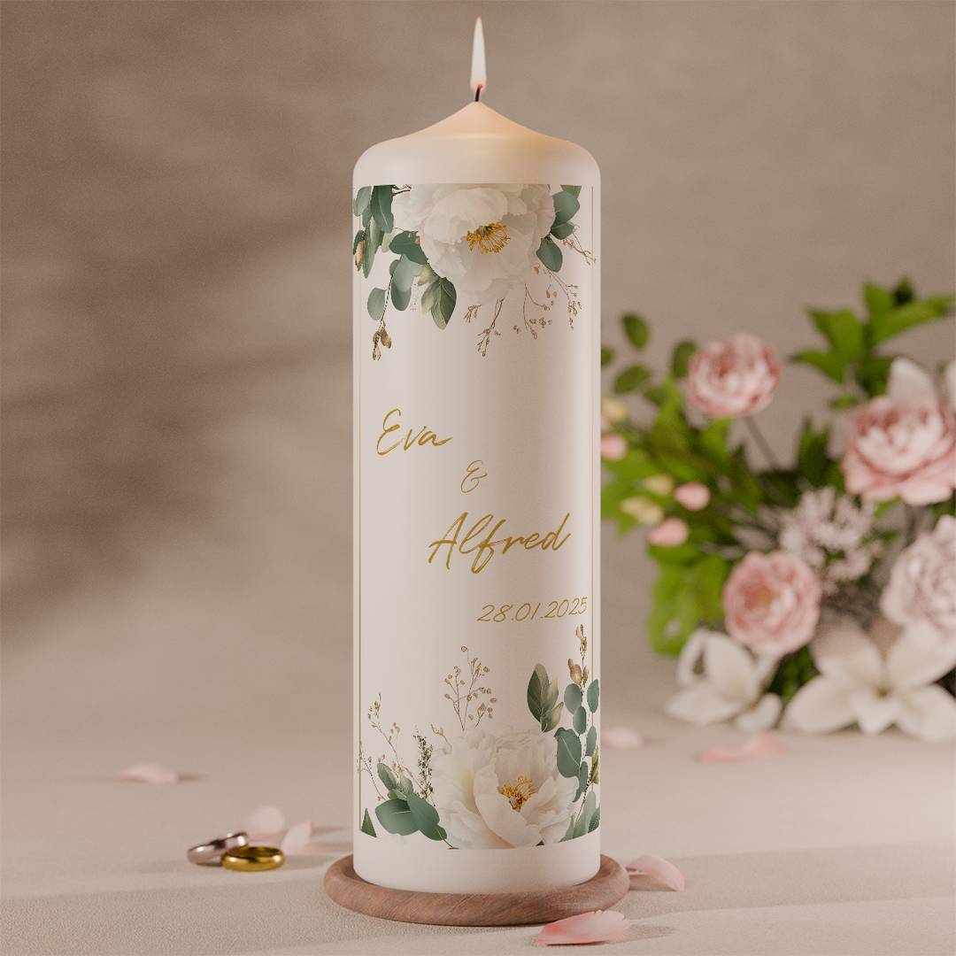 personalisierte hochzeitskerze mit blütenmotiv und namen