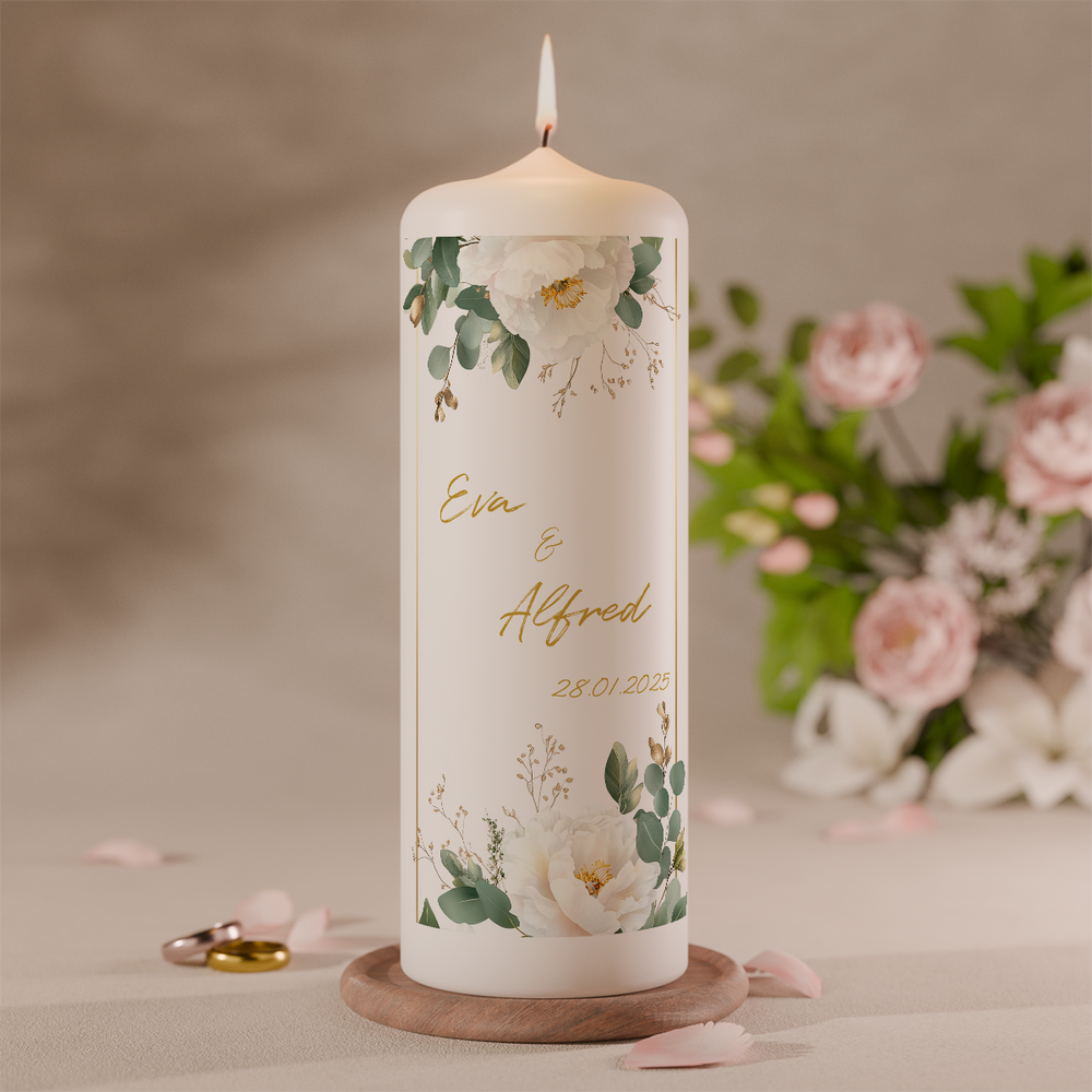 Hochzeitskerze mit feinem Blätter- und Blumenmotiv in Grün personalisiert mit Namen und Datum vor Blumen