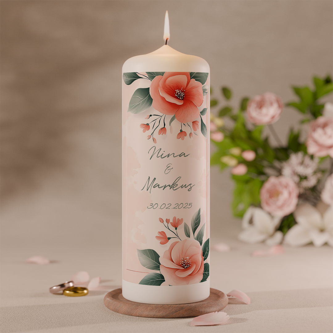 personalisierte hochzeitskerze mit blumenmotiv und namen des brautpaares auf stumpenkerze
