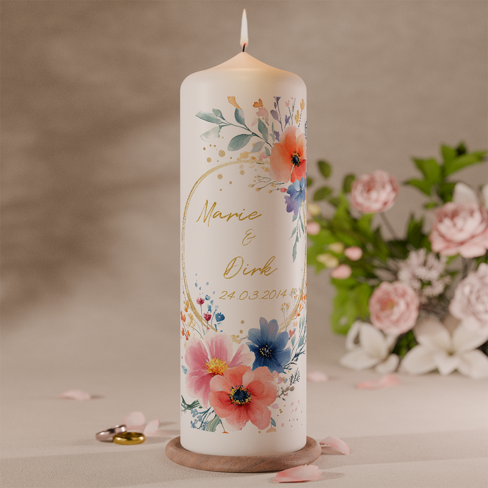 Bunte Hochzeitskerze mit Aquarellblumen in Pink, Blau und Orange personalisiert mit Namen und Datum vor Blumen