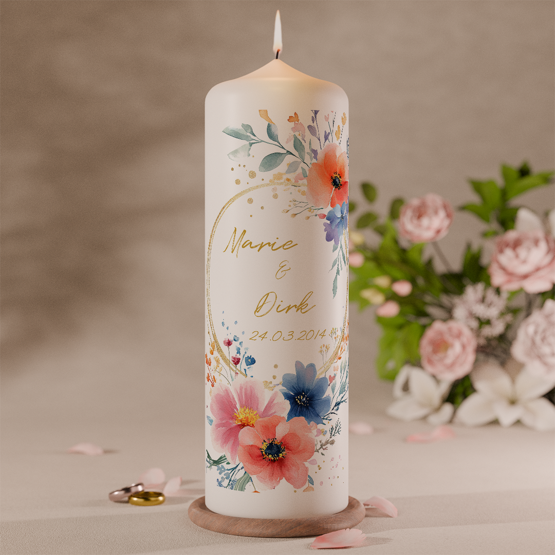 Bunte Hochzeitskerze mit Aquarellblumen in Pink, Blau und Orange personalisiert mit Namen und Datum vor Blumen