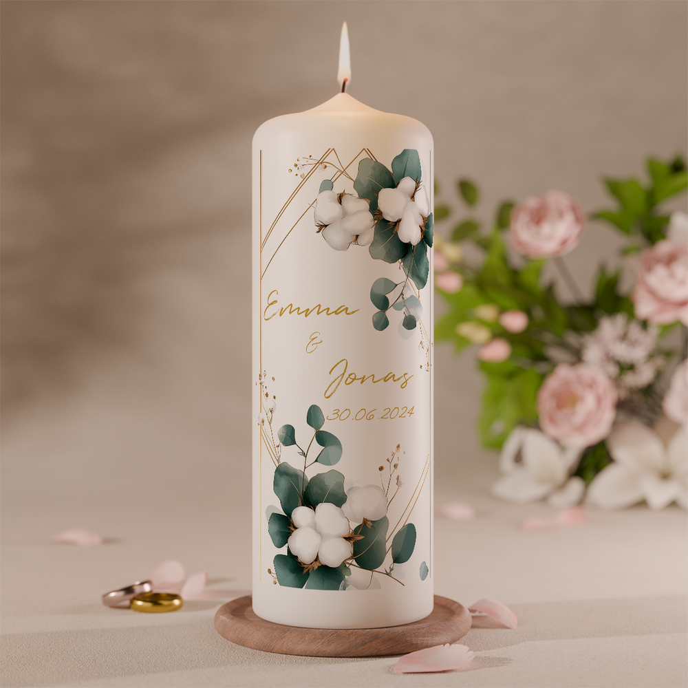 Detailaufnahme einer Hochzeitskerze mit floralen Eukalyptus-Elementen und zarter Hochzeitsdekoration
