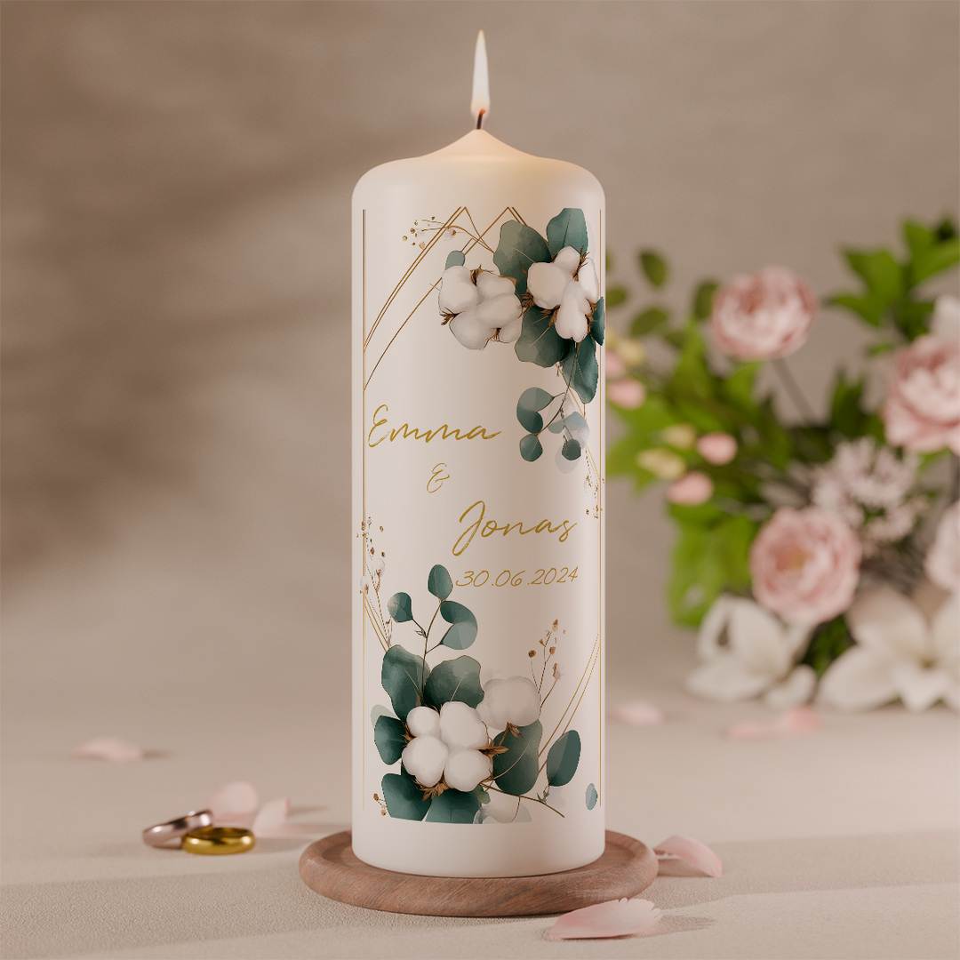 Detailaufnahme einer Hochzeitskerze mit floralen Eukalyptus-Elementen und zarter Hochzeitsdekoration
