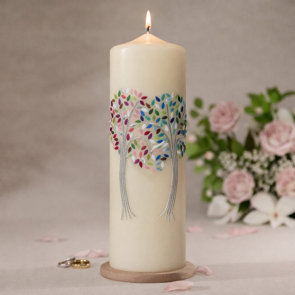 Detail Hochzeitskerze mit zwei farbigen Lebensbäumen in Herzform gestaltet