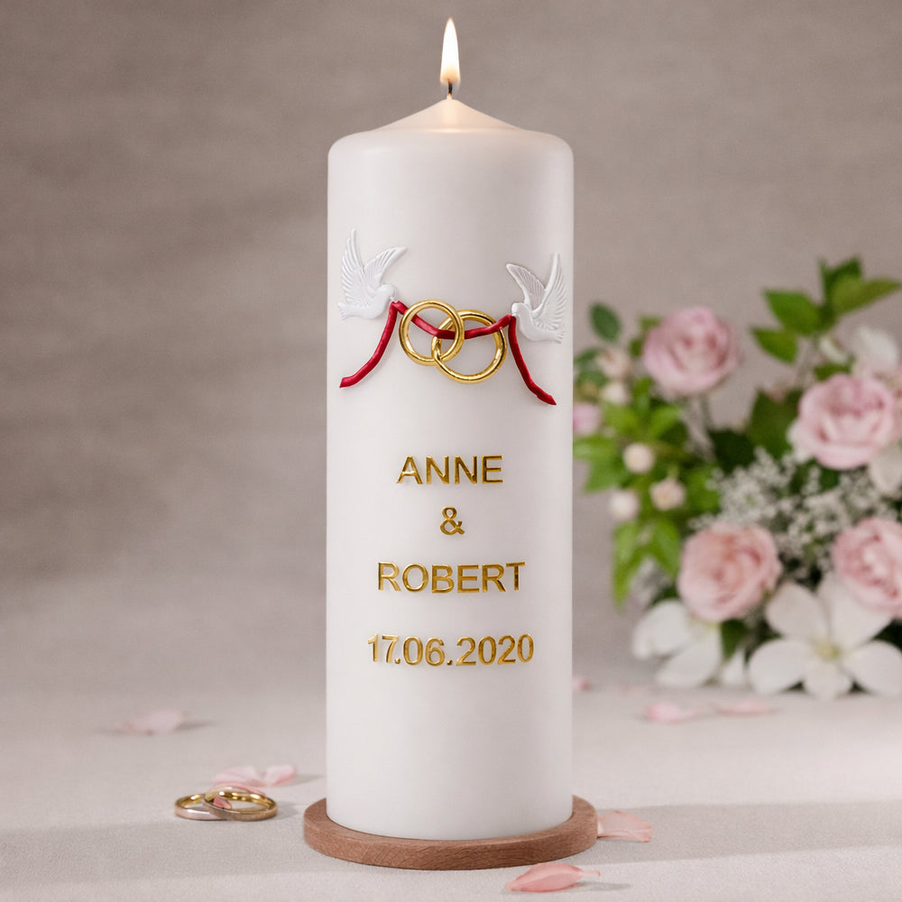 Detail Hochzeitskerze mit Taubenmotiv und goldener Beschriftung