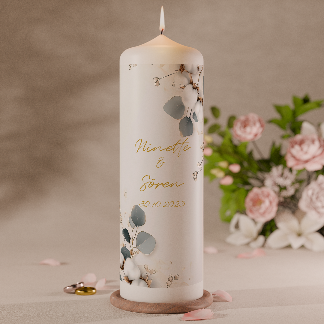 personalisierte hochzeitskerze mit eukalyptus und namen