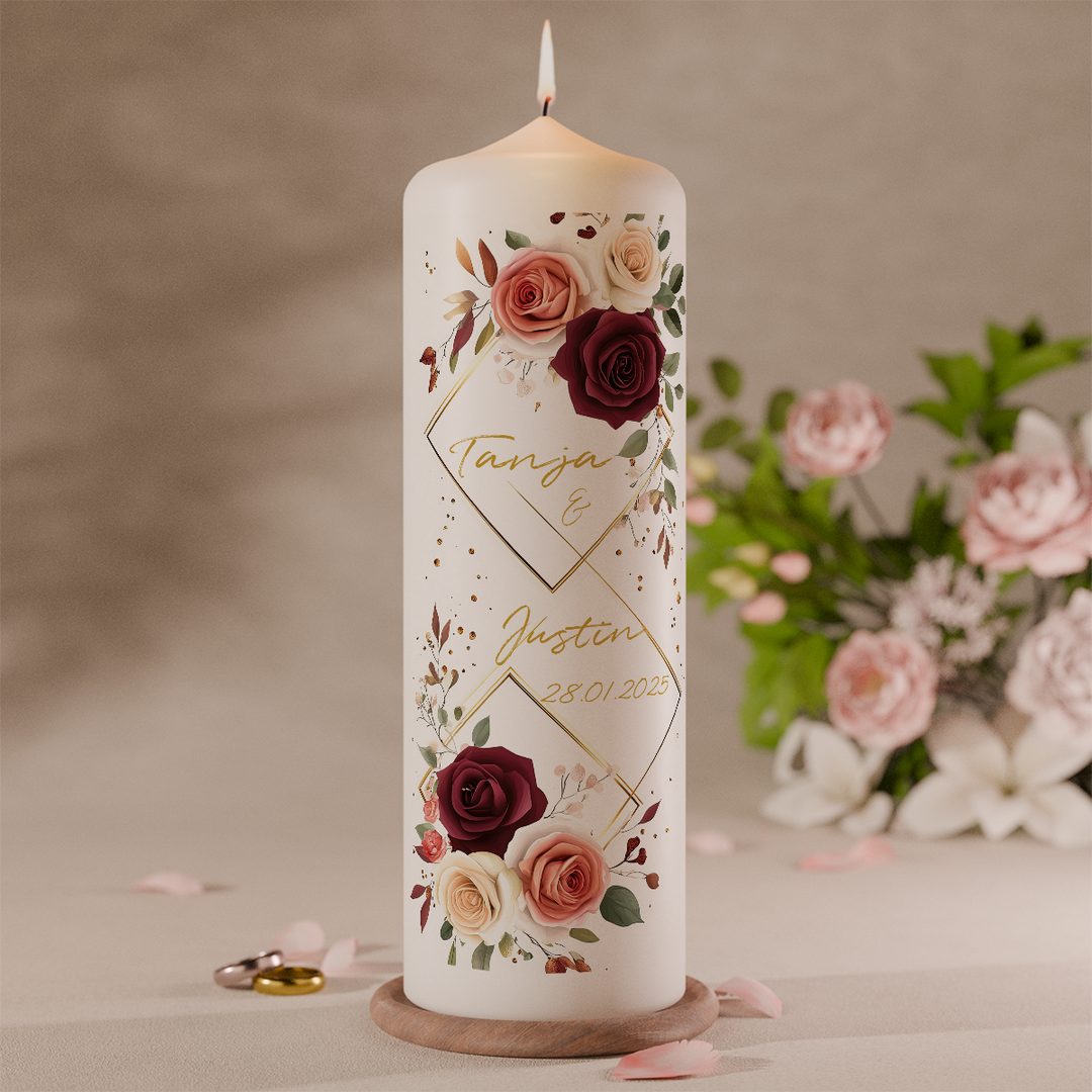 personalisierte hochzeitskerze mit roten rosen und namen