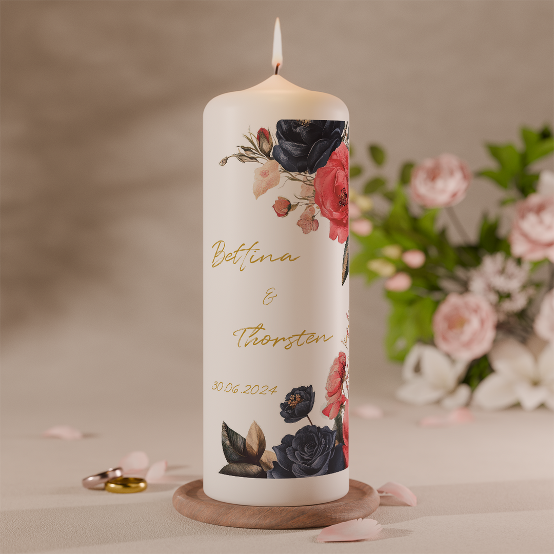 personalisierte hochzeitskerze mit herzmotiv und blumen in warmen farben mit namen des brautpaares
