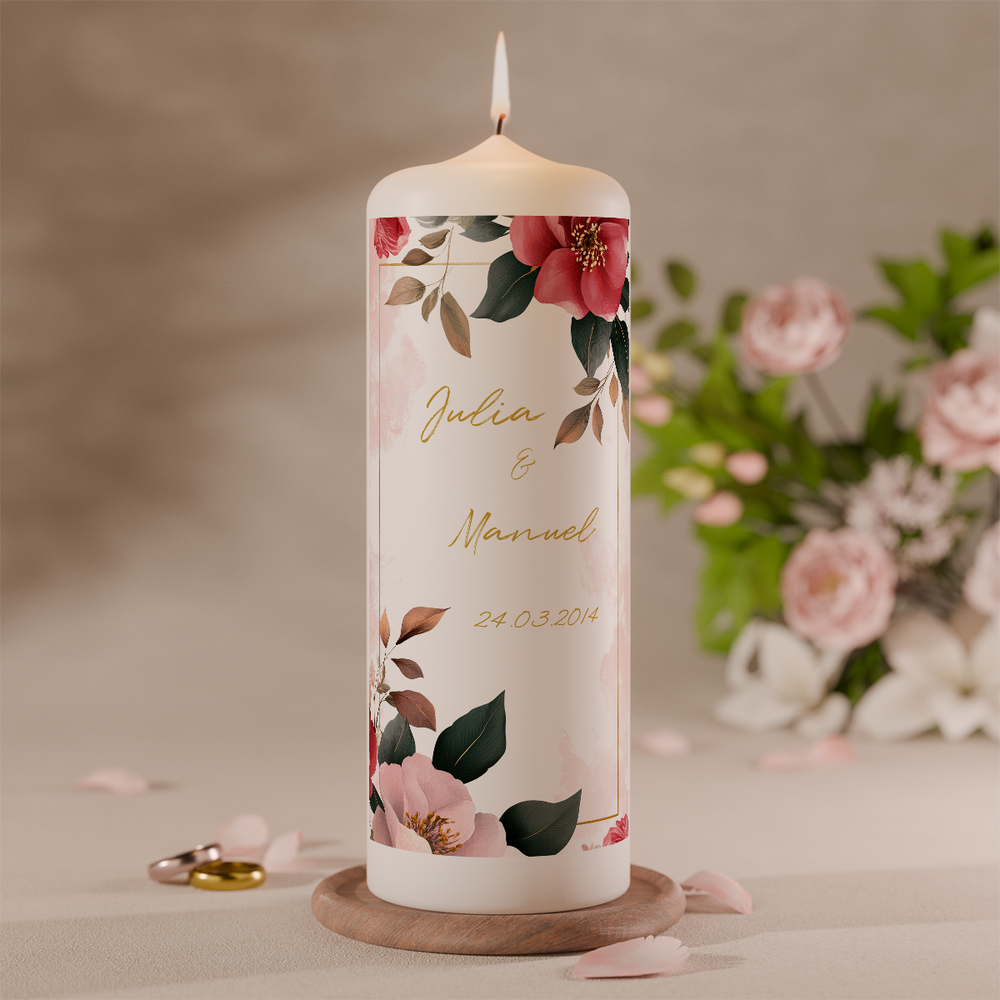 Klassische Hochzeitskerze mit Kamelienblüten in warmen Farben personalisiert mit Namen und Datum vor Blumen