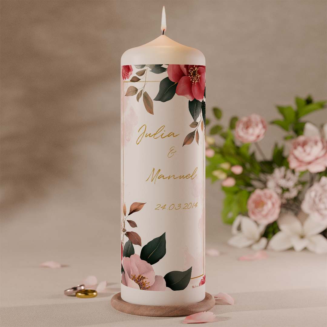 personalisierte hochzeitskerze mit kamelienblüten und namen