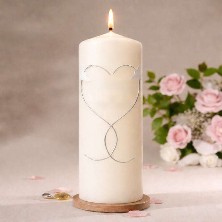Personalisierbare Hochzeitskerze mit Namen und Datum in Gold oder Silber, elfenbeinfarbene Stumpenkerze mit Taubenmotiv

