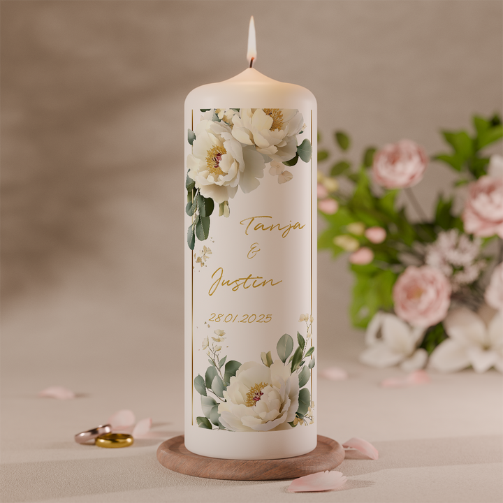 Romantische Hochzeitskerze mit Pfingstrosen und zarten Blüten personalisiert mit Namen und Datum vor Blumen
