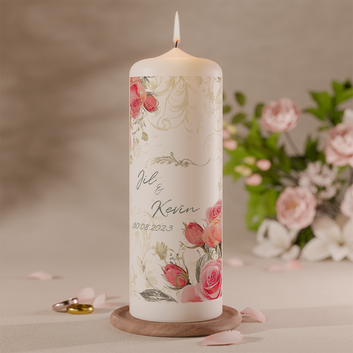 personalisierte hochzeitskerze rosengold mit rosenmotiv und namen des brautpaares auf weisser stumpenkerze