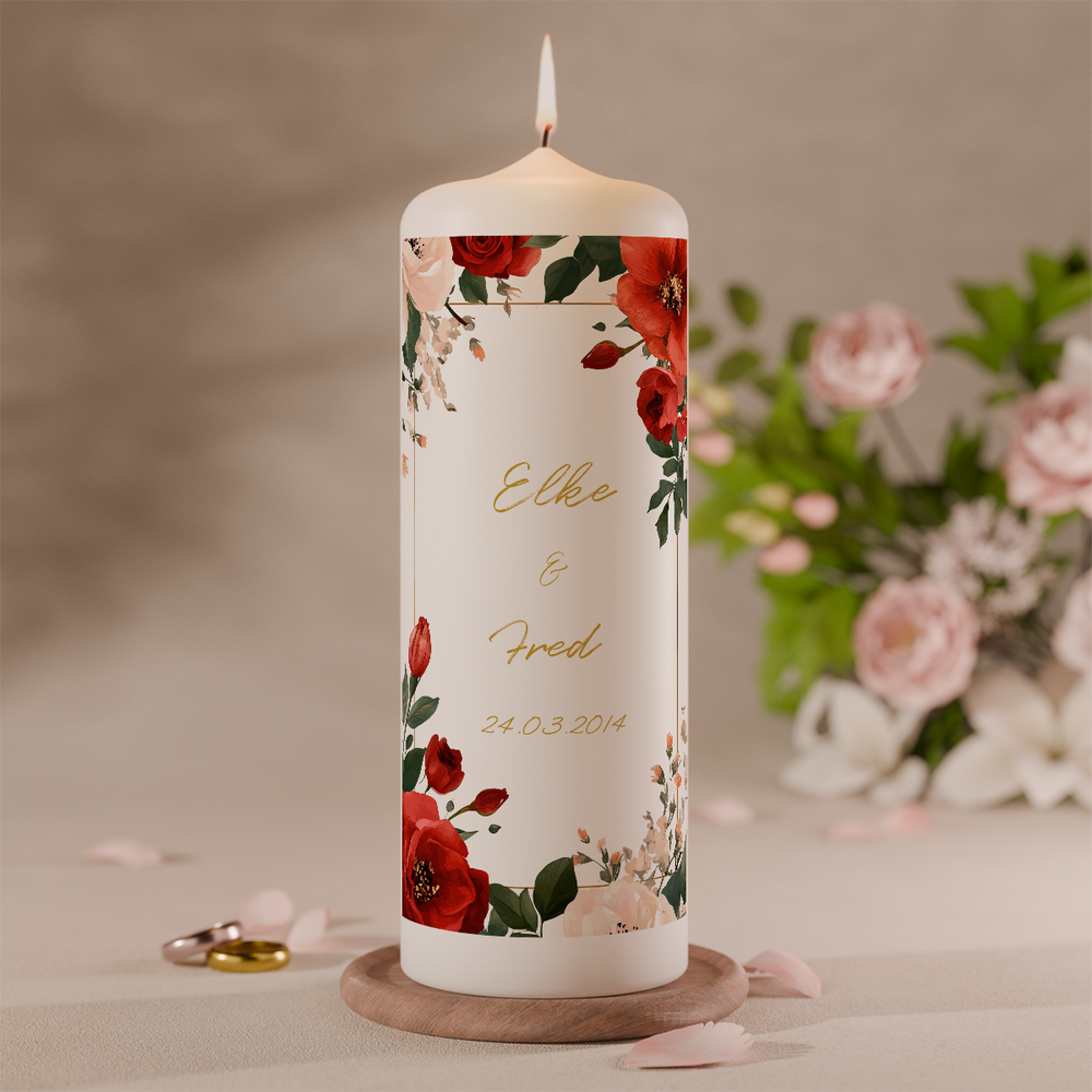 Romantische Hochzeitskerze mit roten Rosen und goldenen Details personalisiert mit Namen und Datum vor Blumen