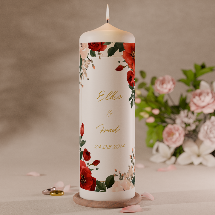 personalisierte hochzeitskerze mit roten rosen und goldener schrift