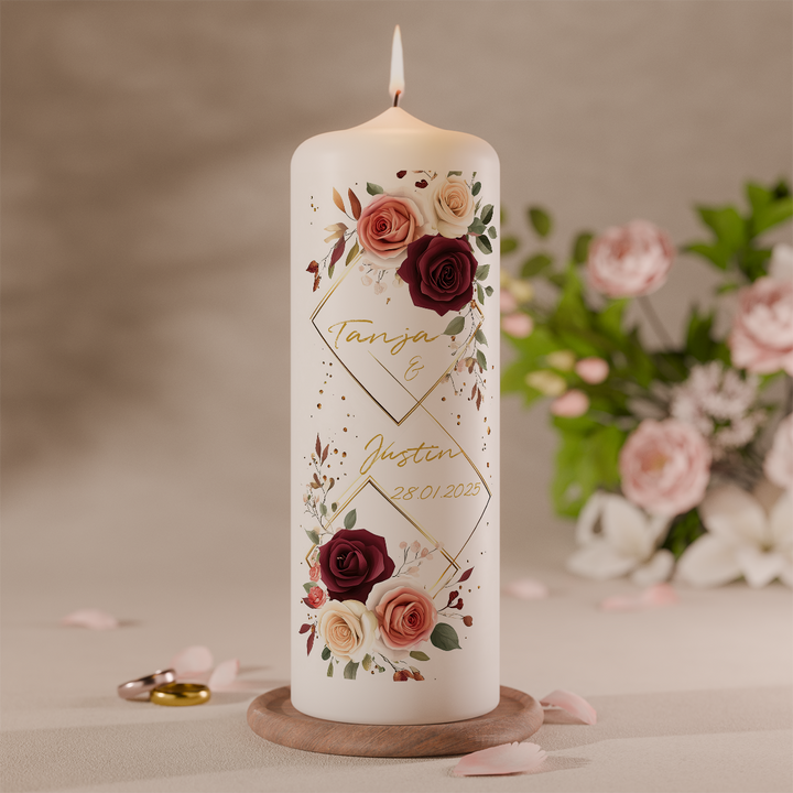 Romantische Hochzeitskerze mit roten Rosen und goldenen Details personalisiert mit Namen und Datum vor Blumen