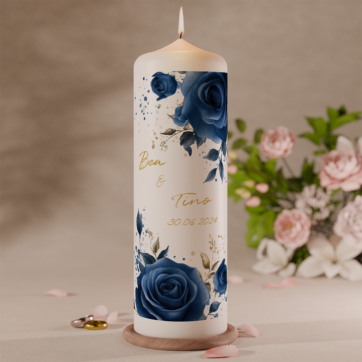 personalisierte hochzeitskerze mit blauen rosen und silberdesign
