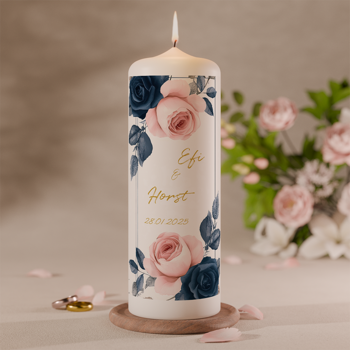 Moderne Hochzeitskerze im skandinavischen Stil mit floralem Design in Blau und Rosé personalisiert mit Namen und Datum