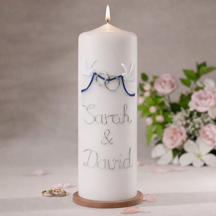„Personalisierte Hochzeitskerze mit symbolischen Tauben und Eheringen in silber