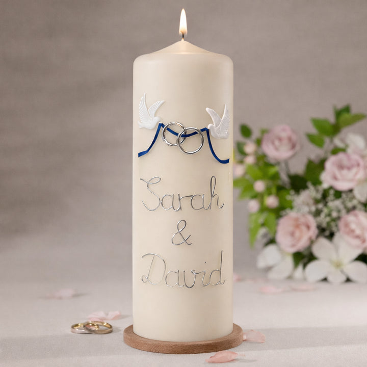 Personalisierte Hochzeitskerze mit symbolischen Tauben und Eheringen