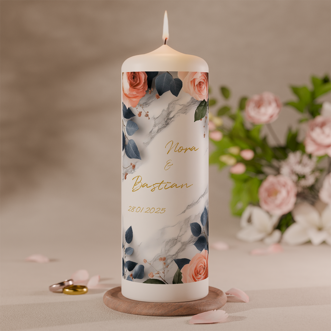 Hochzeitskerze in warmen Terrakotta-Tönen mit floralem Design personalisiert mit Namen und Datum vor Blumen