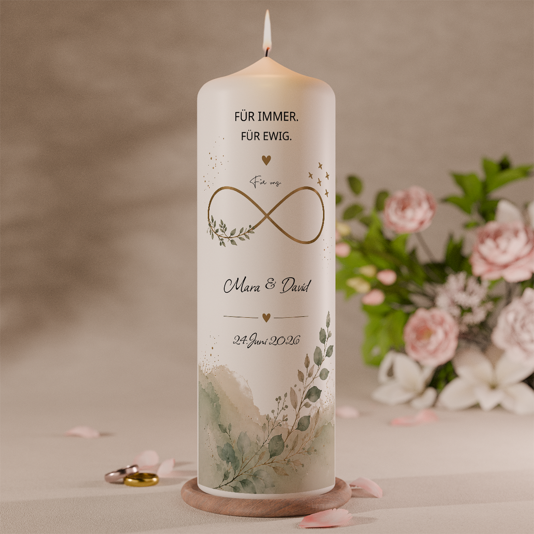 Personalisierte Hochzeitskerze mit goldenem Unendlichkeitszeichen, Eukalyptus-Aquarell, Namen und Hochzeitsdatum. Moderne Traukerze für kirchliche oder standesamtliche Hochzeit mit Live-3D-Konfigurator und AR-Vorschau.