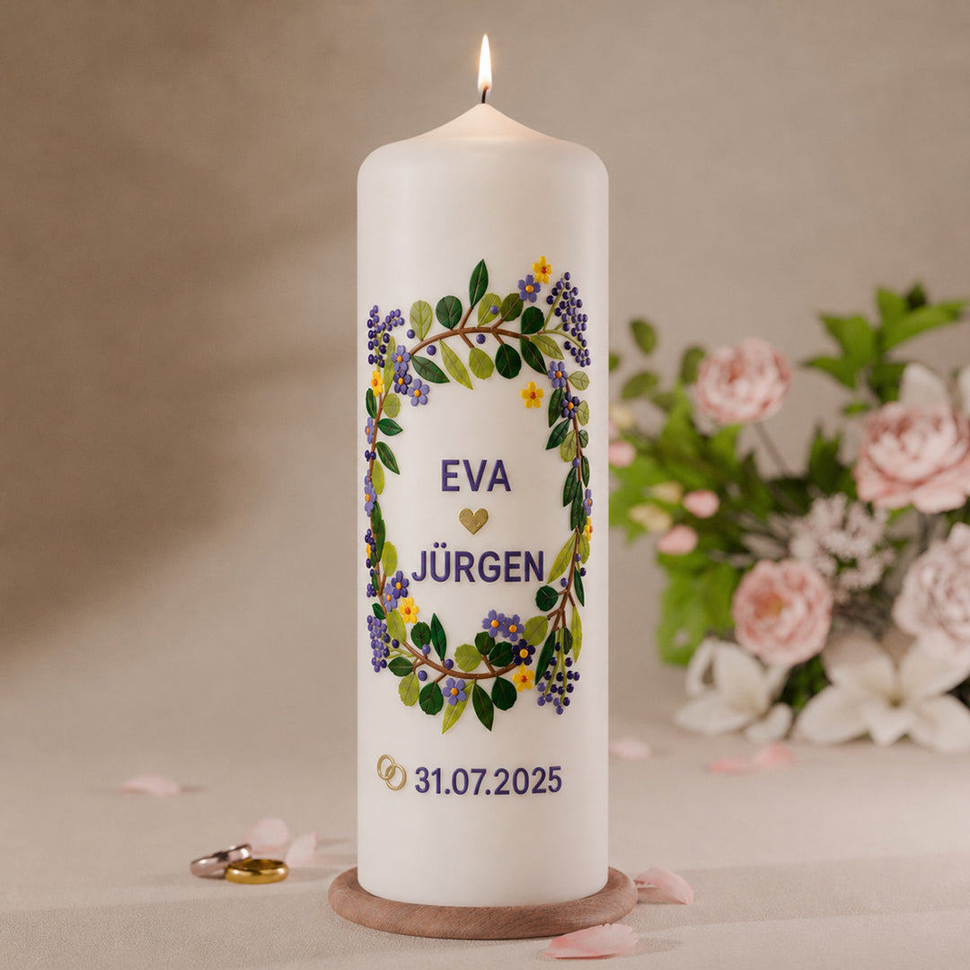 Weiße Hochzeitskerze mit handgefertigtem Kranz aus Vergissmeinnicht, Lavendel und Blüten aus Verzierwachs, personalisiert mit Namen und Hochzeitsdatum.