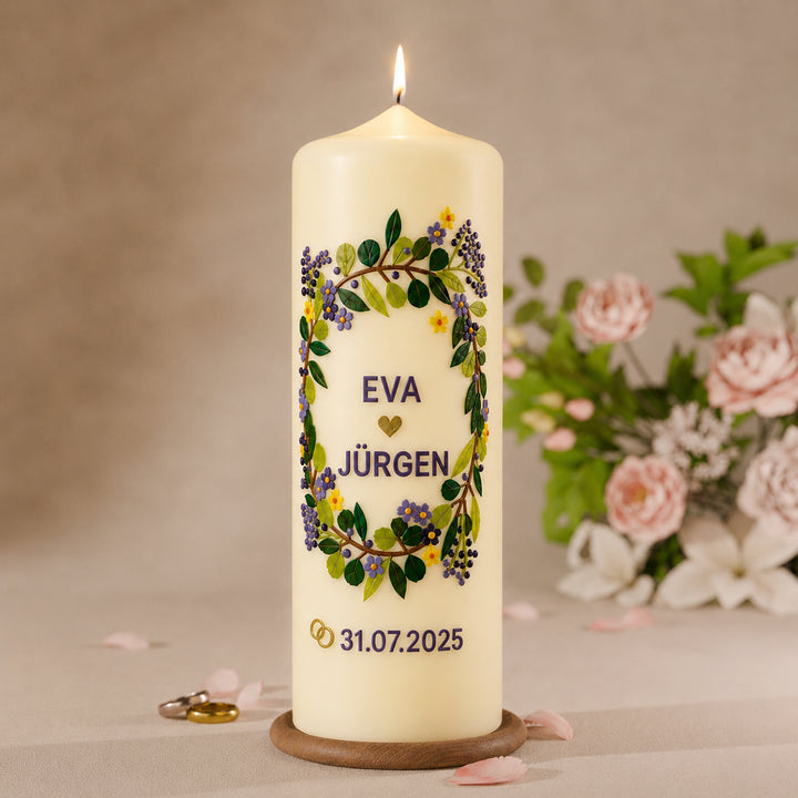 Handverzierte Hochzeitskerze mit Blumenkranz aus Vergissmeinnicht und Lavendel
