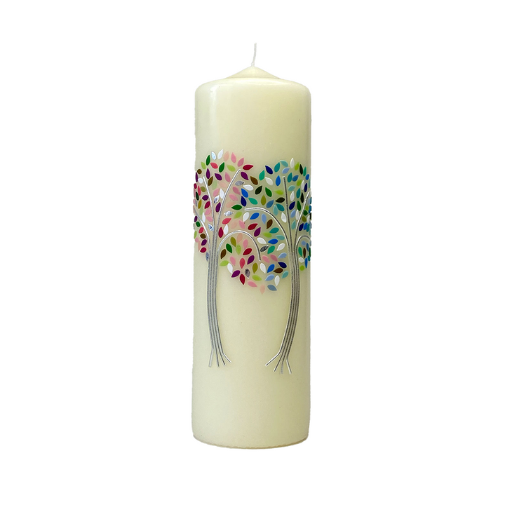 Hochzeitskerze mit zwei Lebensbäumen, deren Blätter ein Herz bilden – handverziert aus Wachs, elfenbeinfarben. Symbol für Liebe & Verbindung