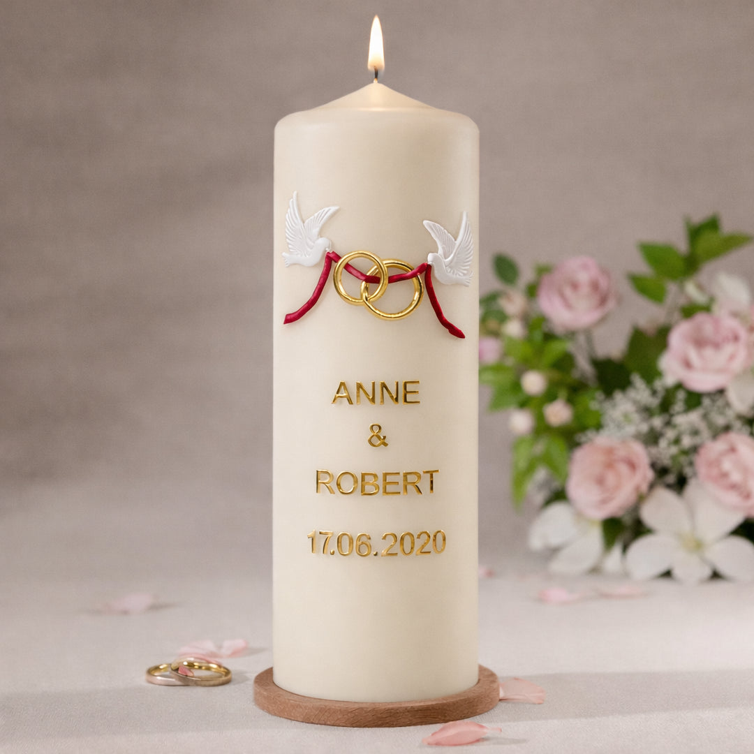 Hochzeitskerze mit zwei Tauben und goldenen Eheringen, personalisierbar mit Namen und Datum