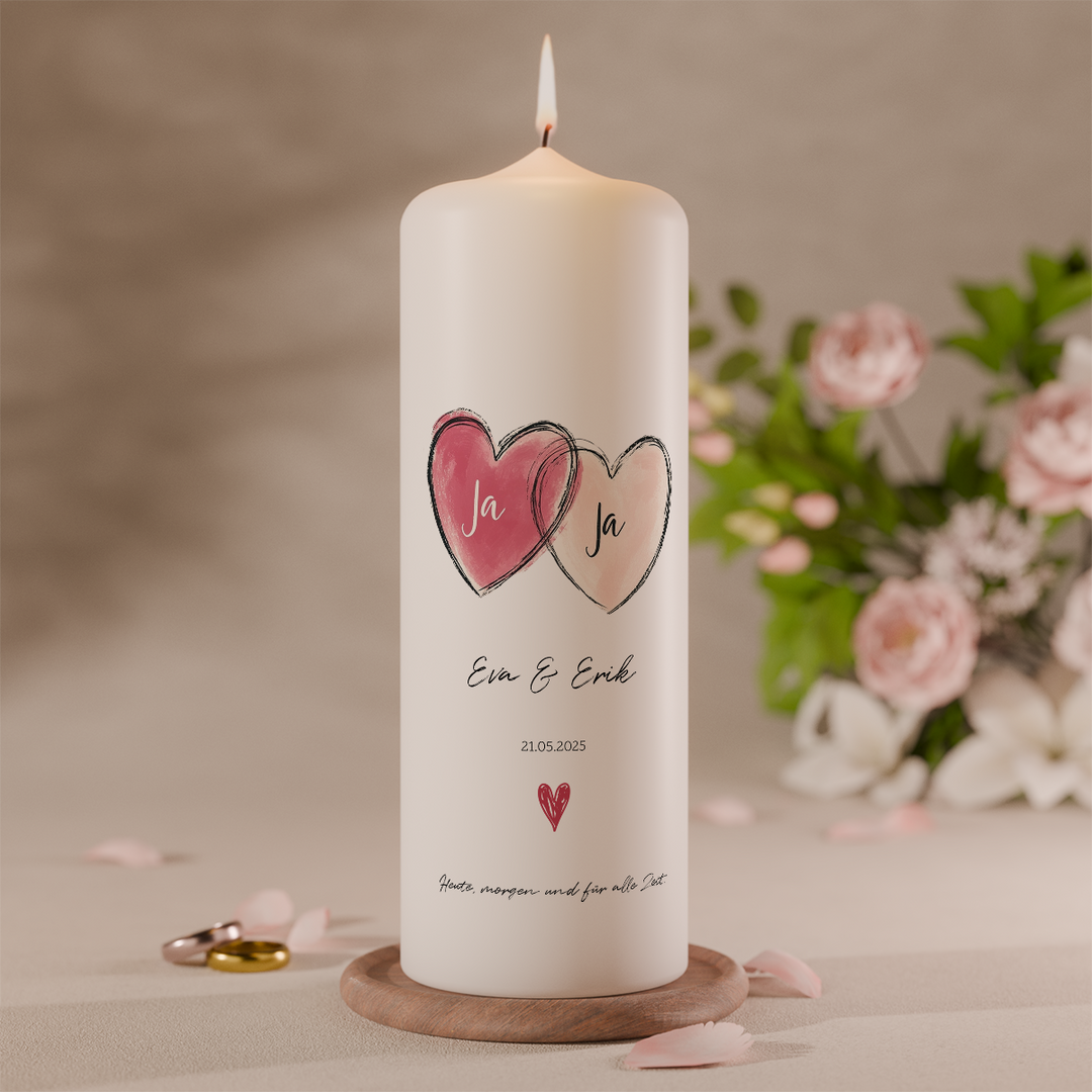 Personalisierte Hochzeitskerze mit zwei handgezeichneten Herzen, dem Schriftzug „Ja“, Namen des Brautpaares, Hochzeitsdatum und dem Spruch „Heute, morgen und für alle Zeit.“