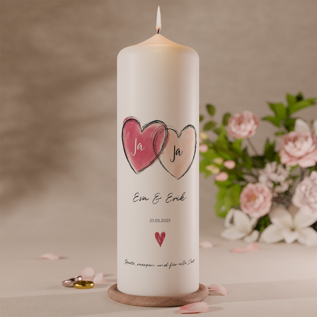 Personalisierte Hochzeitskerze mit zwei handgezeichneten Herzen, dem Schriftzug „Ja“, Namen des Brautpaares, Hochzeitsdatum und dem Spruch „Heute, morgen und für alle Zeit.“