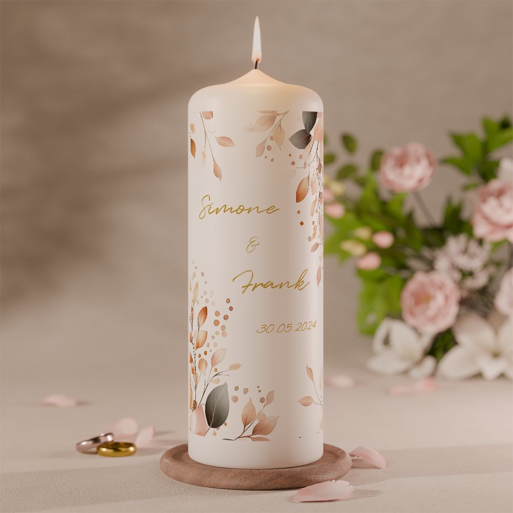personalisierte hochzeitskerze in beige und gold mit namen des brautpaares auf weisser stumpenkerze