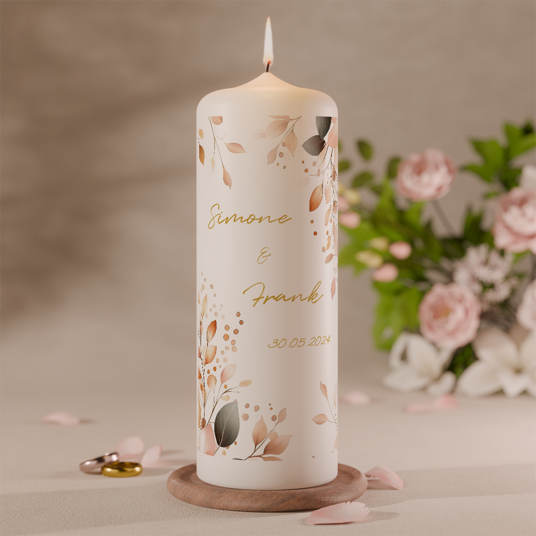 personalisierte hochzeitskerze in beige und gold mit namen des brautpaares auf weisser stumpenkerze